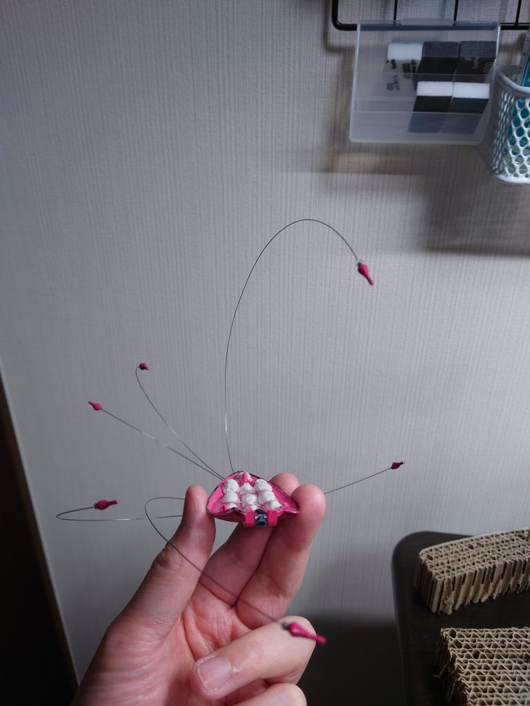 ネオジム磁石を固定するのに、引っ付き虫を使ってます。その後、レジンも流し込んでガッチガチに…