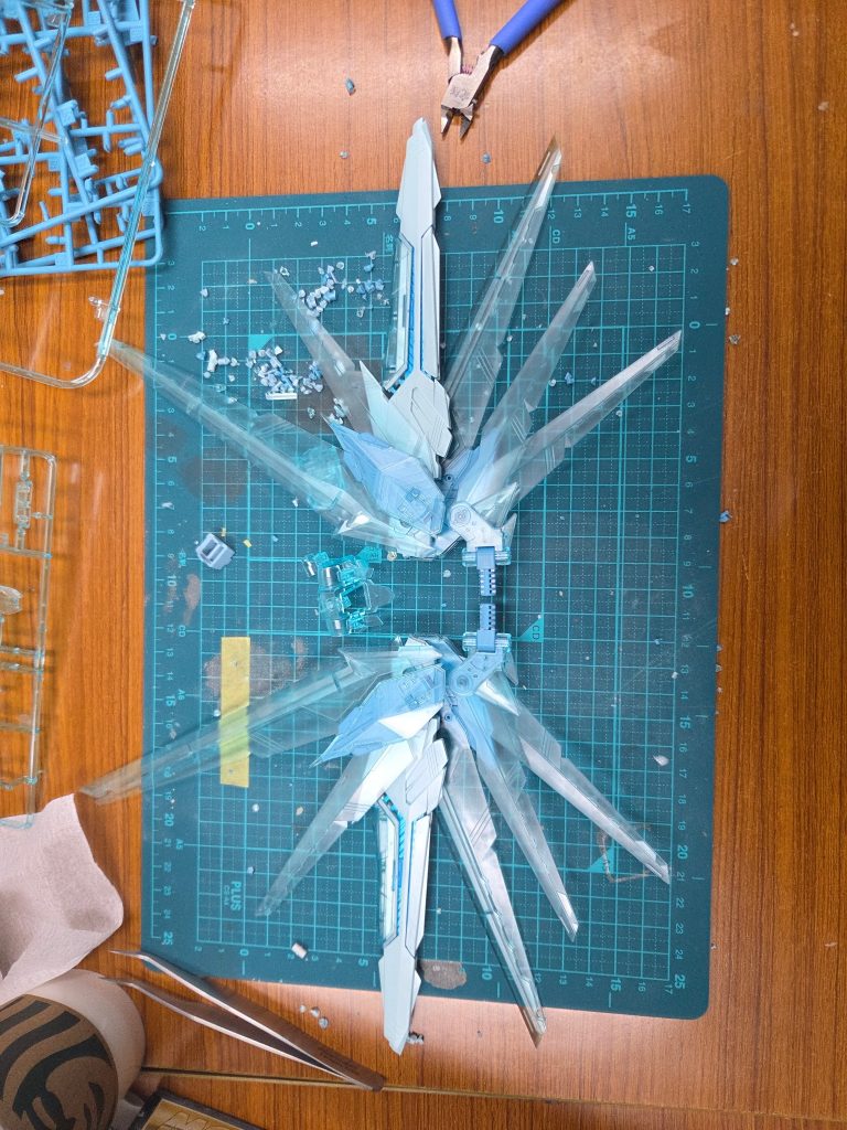 フリーダムと言ったら背部バインダークリアというのもあってどこまで墨を入れるか迷いました