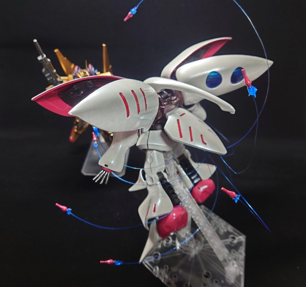 こだわりのファンネル、ネオジム磁石を仕込んで着脱可能にしてます炎はレジン、軌跡は針金です色で悩んでたけど青で正解だったかな