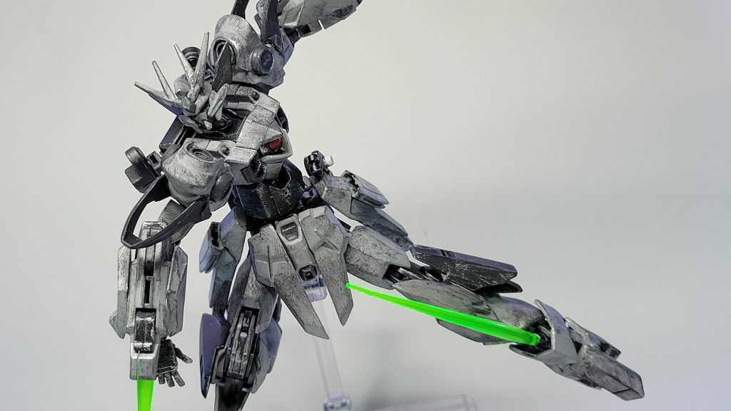 キャノンやウイングをはずすと軽装形態に。「ライトレイヴン」と呼びますガントレットからはビームソードが出る他、アンクルアーマーがスライドすると隠しビームソードが