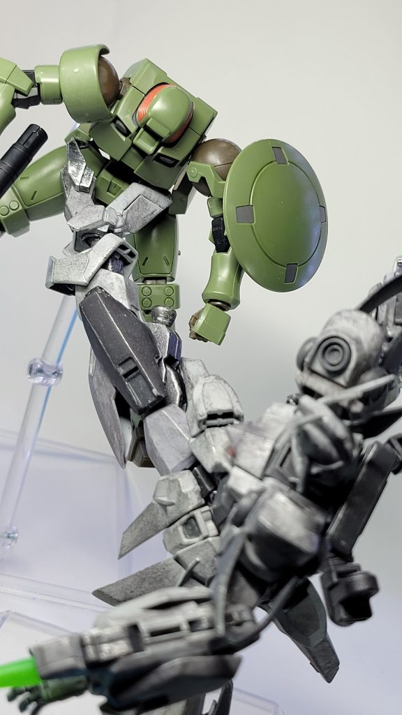 フィンチ・クローカカトに装備されたクローです。グレーのパーツが回転して展開します