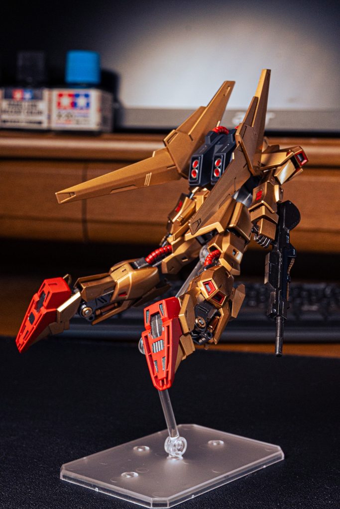 ゴールド外装はもちろん、細部の塗り分けやフレーム塗装にもこだわりました。どの角度から見ても楽しめる一体になっています。
