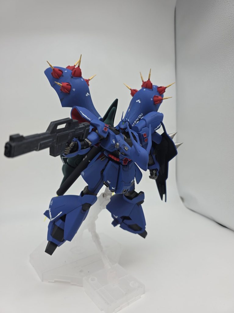 背部にはHGメカニクス ヴァルヴァロを使用し、分離攻撃も可能な『ヴァルヴァロユニット』を装備、元のサザビーのプロペラントタンクは短すぎるので、バランスを見て延長しました。