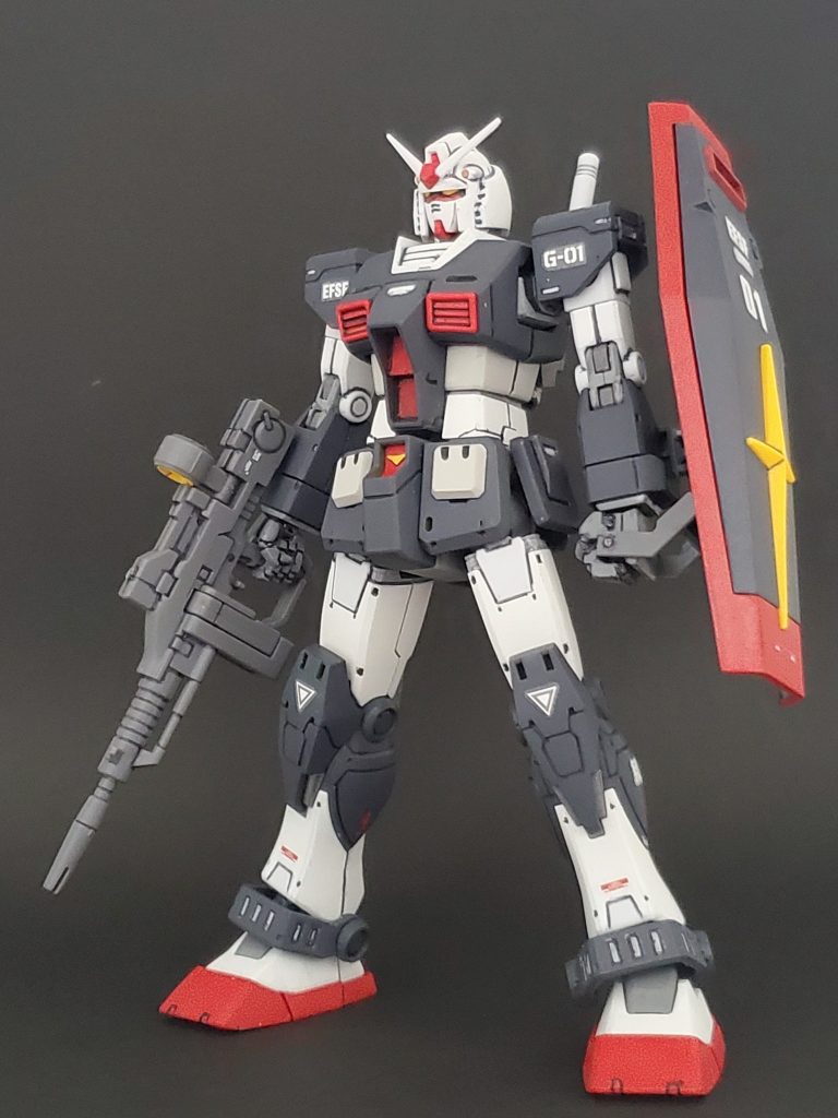 こちらが中の人、プロトタイプガンダム単体😆🎶カラーリングだけ黒白赤にしてプロトタイプを名乗るのは少々抵抗感があったので、ちょいと改修🔧✨本来のプロトタイプの姿からガンダム２号機との一部共通パーツへと変更された後期型仕様という設定にしてます👍️ビームライフルやシールドの持ち手パーツ、そしてバックパックのサーベルホルダーは、未組立のオリジン版ガンダム2号機から頂きました～🤣💦