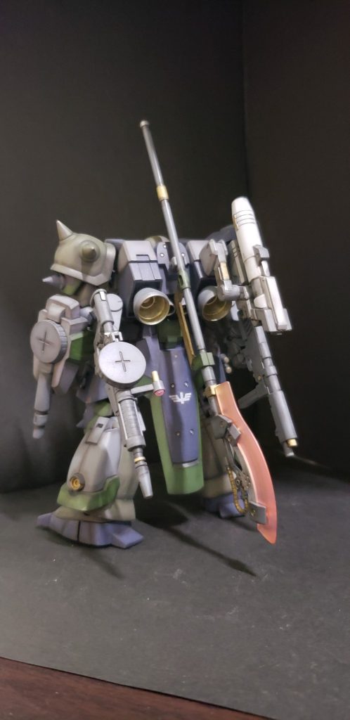 背面はさらにゴテゴテしているので更にキャノンを追加しました。(笑)全身にチラチラ見える金属っぽい金色はガンダムマーカーのゴールドです。ペンの角で塗っていくだけで綺麗に発色するからお気に入りです。
