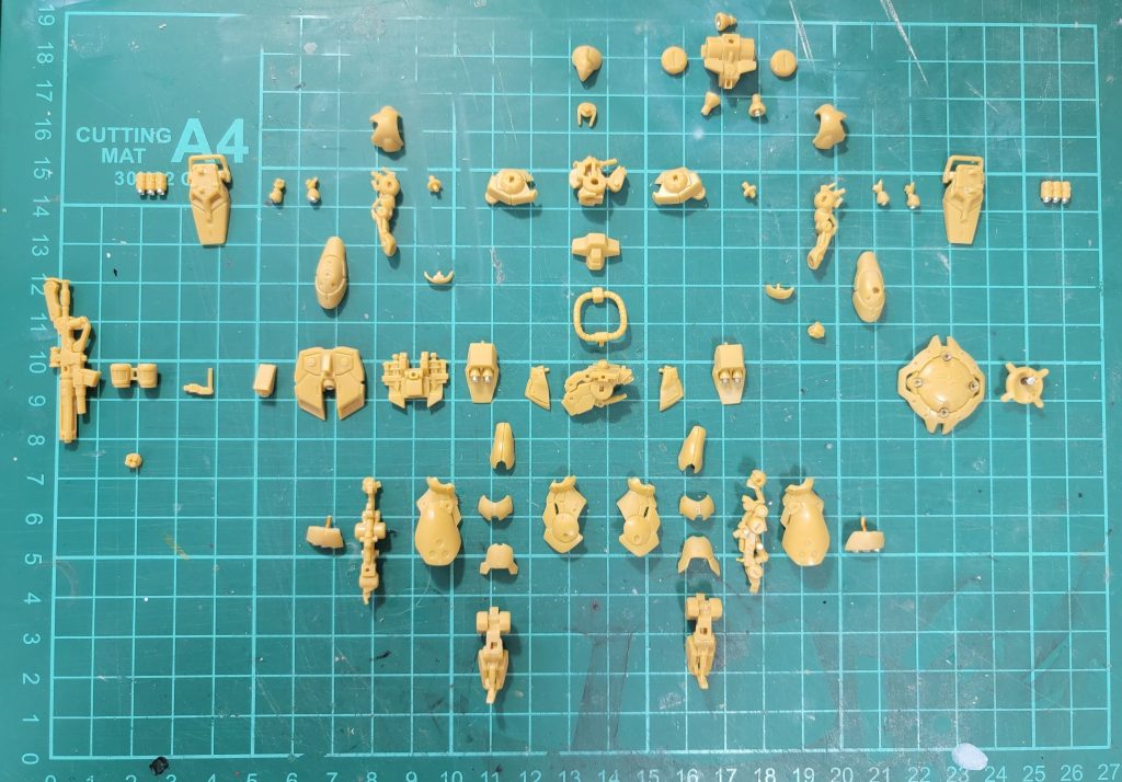 合わせ目消し、パーツ分割後の全パーツやっぱり細かい。　細かいのみるとテンション上がっちゃいます(笑)