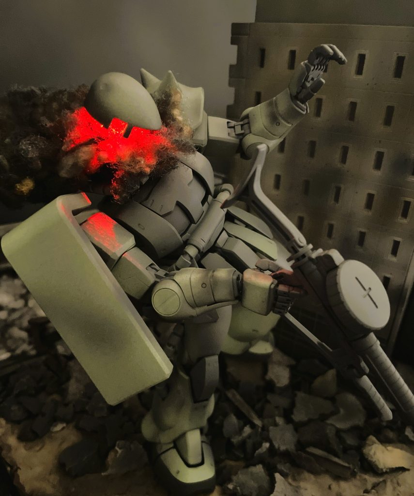 劇中ガンダムのバズーカにヘッドを吹き飛ばされるザクをイメージしています。ダイナミックな動きが印象的です。このカットは劇中他のいろいろなシーンで再利用されていましたね。