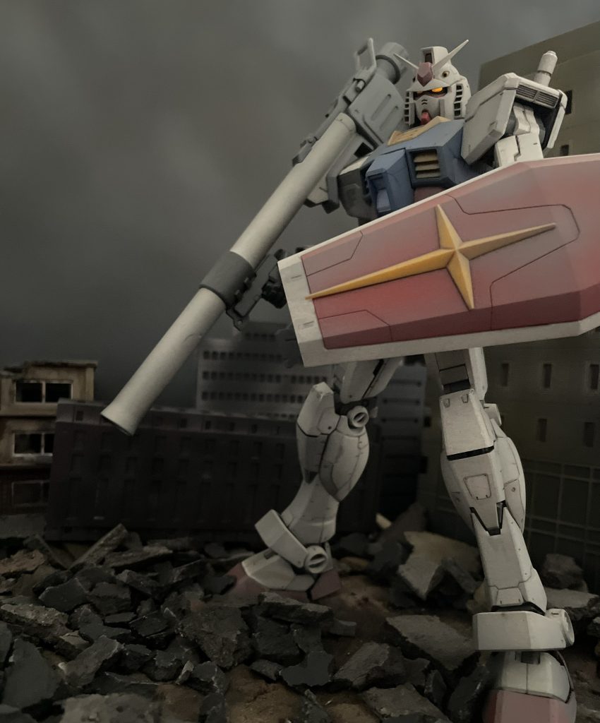 同じベースにガンダムを立たせてみました。