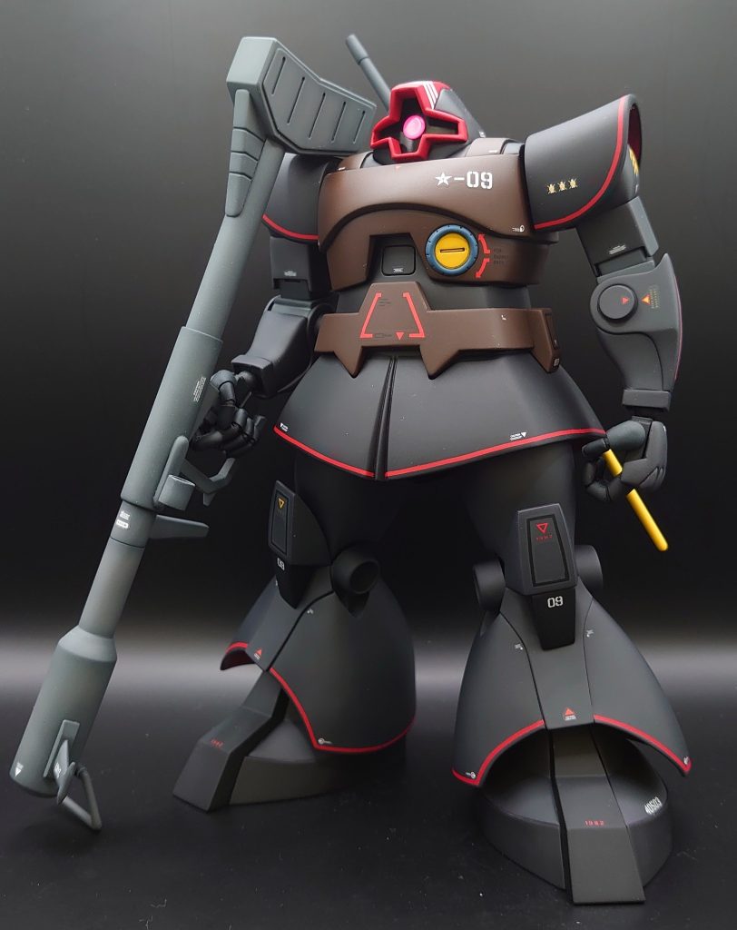 正面腕や足のグレーの塗装はもっと明るくしたつもりでしたが、トップコートを吹いたら黒っぽくなってしまいました。でもこれはこれで良しとしました。胴体は頭部と胸部を分割して関節を仕込んで動かせる様にしています。肘は今回もガワラ曲げ関節を追加しました。&nbsp;