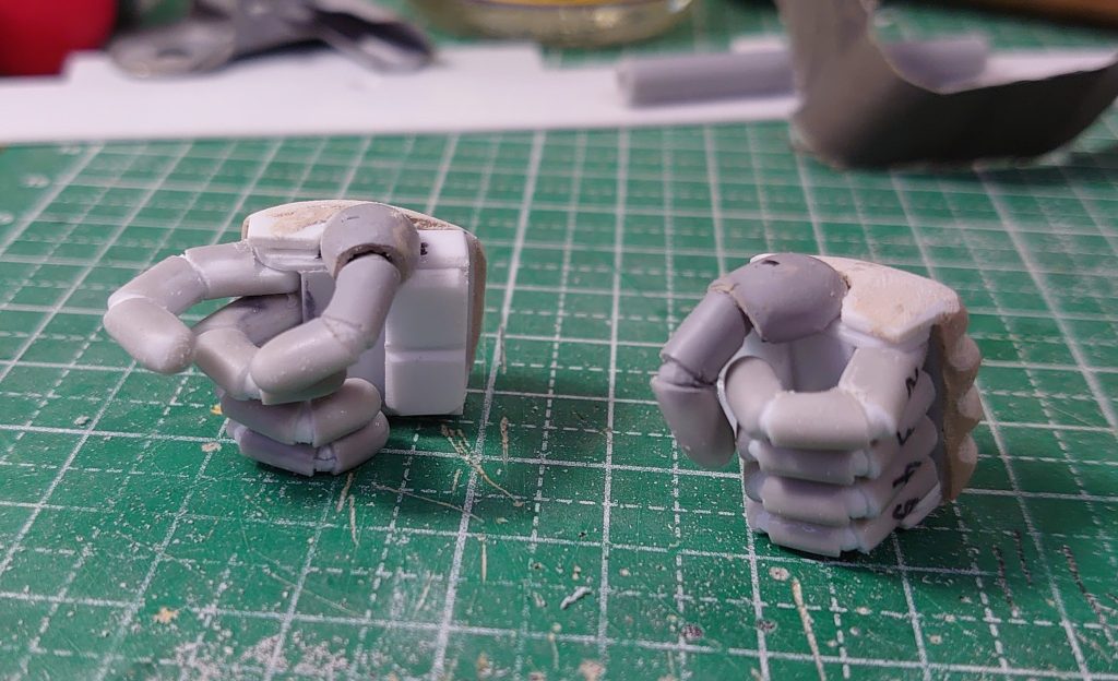 制作工程今回も拳からの制作です。指一本ずつプラ板で作って可動する様にしました。特徴的な甲の部分はパテで整形しています。