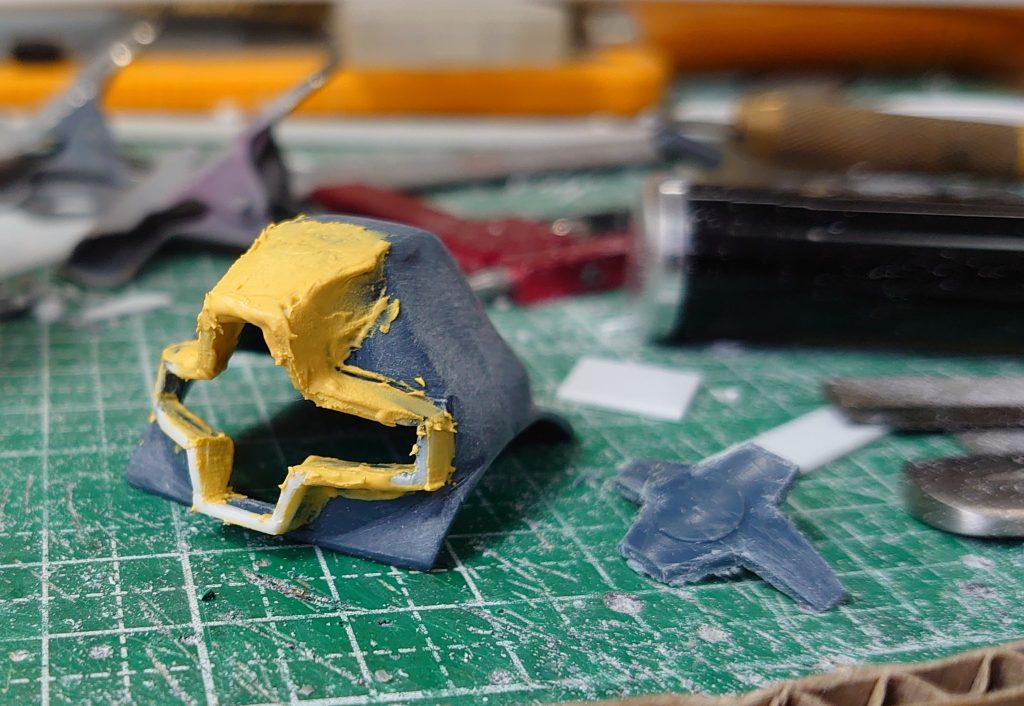 頭部の加工はテツオキッズさんの作例を参考にさせて頂きプラ板とパテで整形して、更にモノアイを別パーツ化するアレンジを加えました。