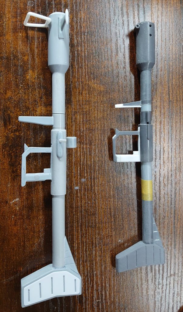 ジャイアントバズは右側のキットの物の長さを伸ばして肩に担げる様にしたのですが、少し迫力に掛けている気がした為、左側の一回り大きい物を自作しました。