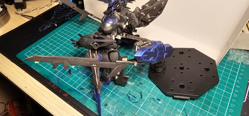 シールドにサブアームを移植して隠し腕的な感じに。サブアーム用の武器はメイスをバラして作りました。