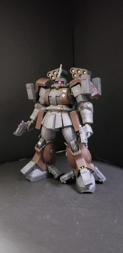 元設定はシャアザクカラーでしたが、今回はかなり渋めの夜間戦闘カラーにしました。アクリジョンで全体塗装してからウェザリングマーカーとガンダムマーカーシルバーでハゲチョロ仕上げです。