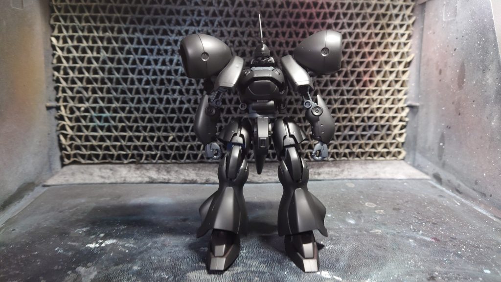 黒サフ→ゴールドリーフ→クリアーオレンジ→クリアーブラック→光沢クリア金メッキのキラキラMSじゃなくて、塗装した金色がくすんでる感じがイメージだったので、まあ思った通りに出来たかなと。画像は黒サフ状態で撮影。やはりMSは黒とか白とか灰色で塗っとけばカッコイイと思う(zaku-kao8)
