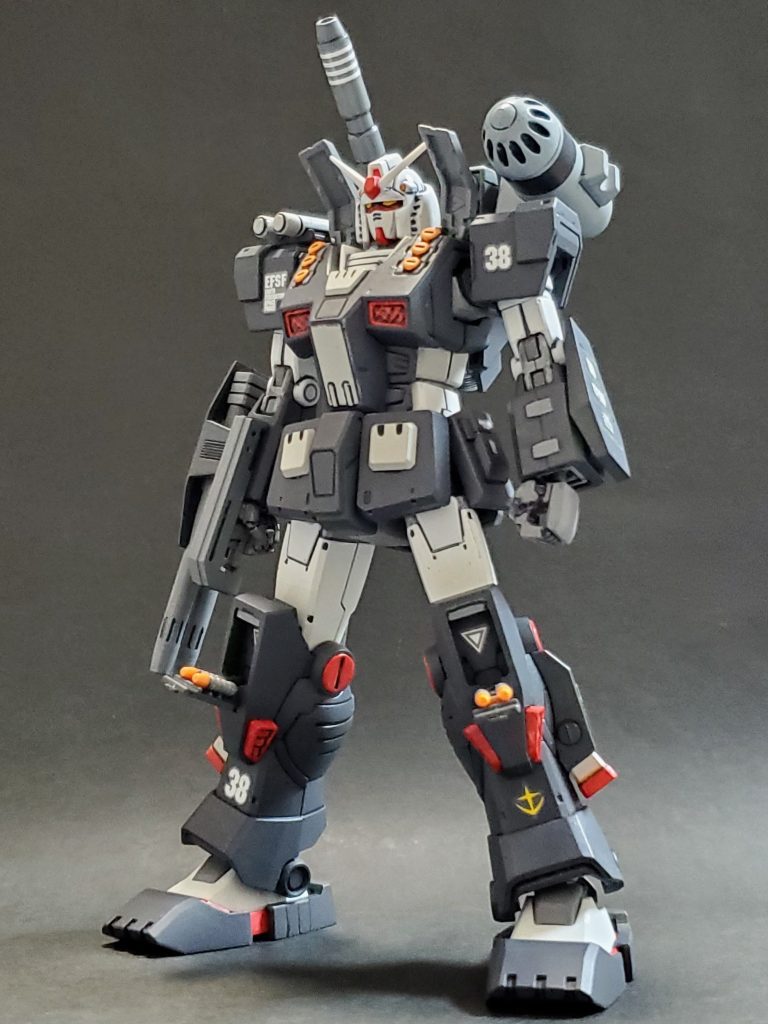 今回はGUNSTA５年生となり最初の作品として、温存していたオリジン版MSDフルアーマーガンダムをベースに武装を追加しました妄想イメージによるフルアーマーガンダム タイプCバージョンを制作しました😊🎵公式設定にあるフルアーマーガンダム陸戦型の基となった機体設定です🤭本制作にあたりフルアーマーの中の人はプロトタイプガンダムの妄想設定なので、まずはオリジン版プロトタイプガンダムを制作👊✨その後に、脱着式のアーマーを作り装備させました😎👍️基本的にはフルアーマーのカラーリングをプロトタイプカラーに仕上げ、追加装備に右肩に未開封のジム・スパルタンからサーベルホルダーとサーベルを頂き移植。そしてバックパック左側面に旧HGUC ガンキャノンのミサイルスプレーランチャーを取り付けました～🙌🎶