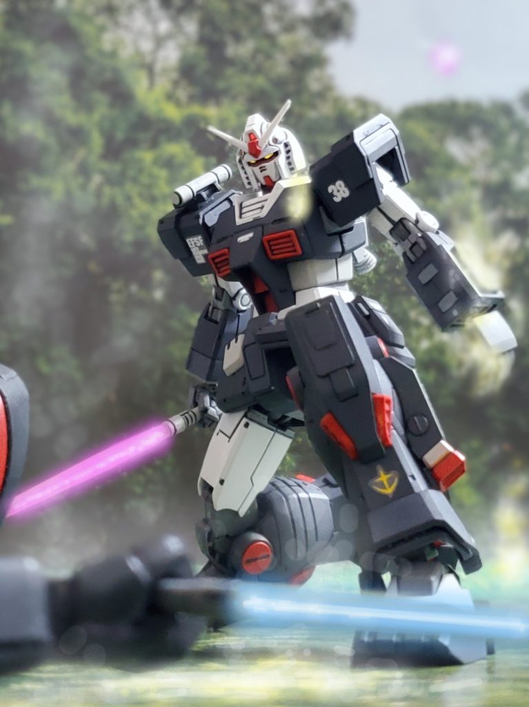 満身創痍で『修羅の双星』の１人を討ち取ったファレル・イーハ中尉…。命の奪い合いとなる戦争だが、幾度も拳を交えた顔も知らぬ好敵手に、彼は深く敬意を表し敬礼を送るのであった…。こうして、第38MS連隊は森林地帯制圧の任務を完遂し奪還作戦に大きく貢献。そして数時間後…地球連邦軍北米戦線部隊は、ついにカリフォルニアベース奪還に成功するのであった……💫以上、私の妄想イメージによるフルアーマーガンダム タイプCとファレル・イーハ中尉の活躍ぶりでした～🙌🎶