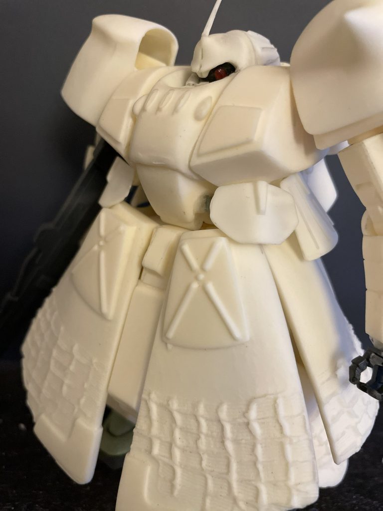 モノアイレールがガレージキットでは空洞になっていたのでHG量産型ザクのモノアイレールを移植、2.8mmのHアイズを埋め込んでいます。