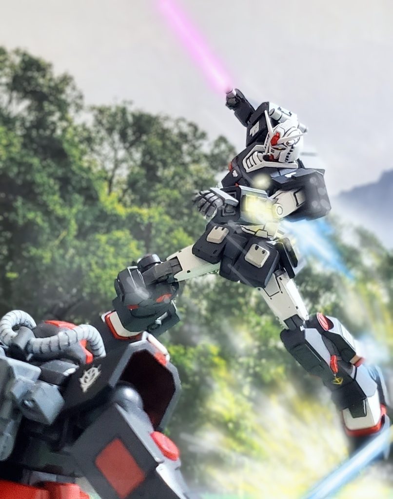 決定打の一撃を受けたフルアーマーガンダムであったが…次の瞬間、爆風の中から姿を現す‼️『まだまだぁー💢』ファレル・イーハ中尉は、被弾したアーマーパーツを脱ぎ捨て、ビームサーベルを抜き、爆炎の中から飛び出しドムの眼前に迫るのであった。