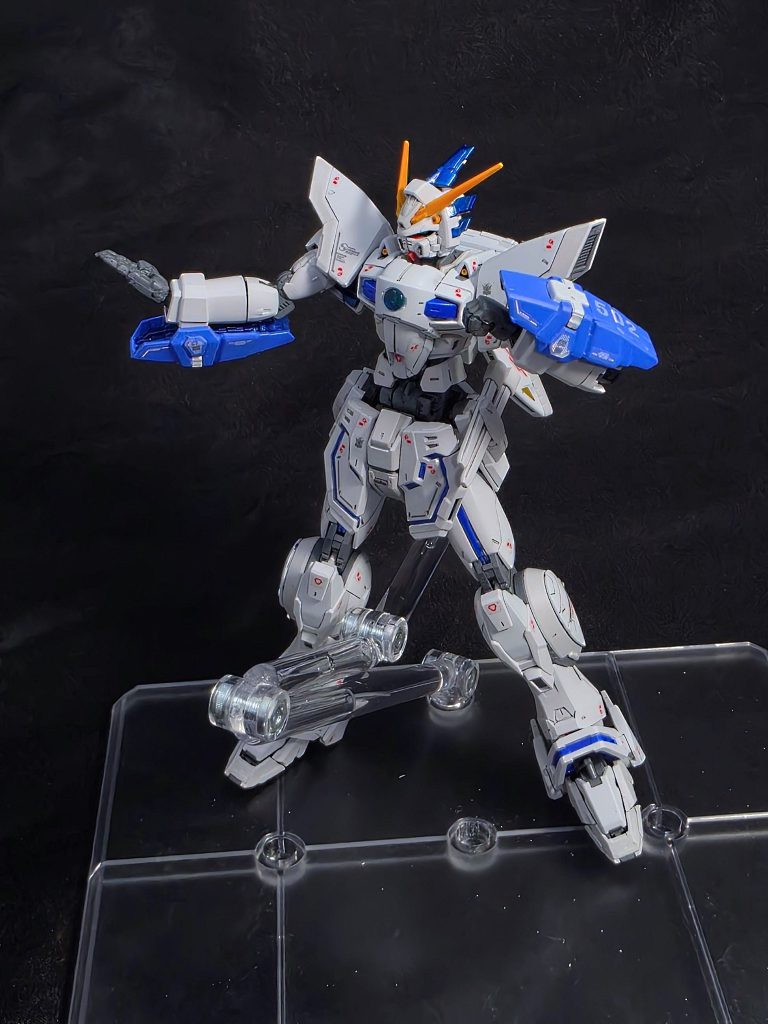 白単色ではさすがにのっぺりするため、白に限りなく近いグレーを缶スプレーで探して採用。ほか、赤のデカールを採用することで全体的にのっぺり感を避けています。この辺は、どちらかといえばユニコーンガンダムの在り方を参考にさせてもらった感じです。