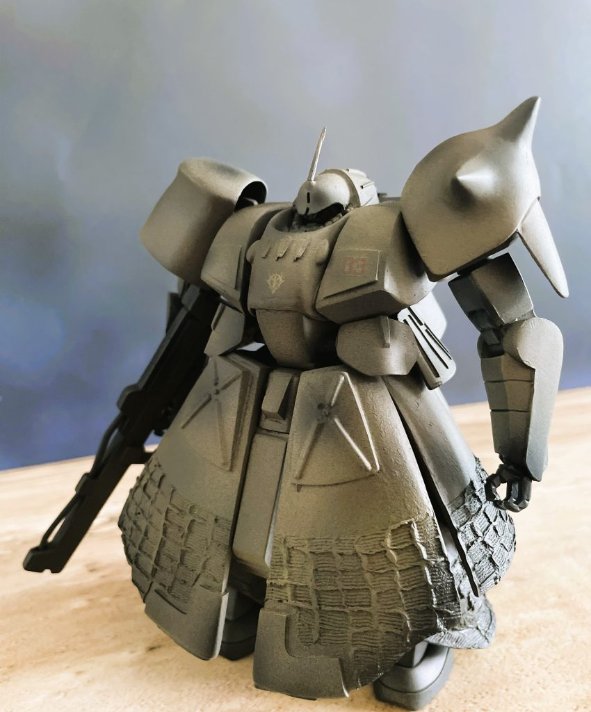 セッティングを変更して一枚。砂漠を進軍するジオとの2ショットを構想中です。ジオンの再興に登場するジオン公国軍のモビルスーツは所謂「二足歩行」の概念を排除した上で脚部と腕部（特に手首）の徹底したデフォルメが特徴かと。奇形との声も聴きますが個人的にはこのアレンジが大好きです。