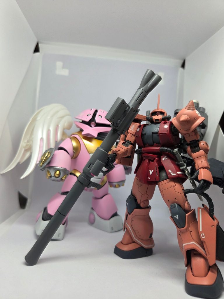 お兄ちゃんのアッガイジオニックエンジェルと。イメージ的には、ｺﾉﾐｰﾁｦｰﾊｰｼｰﾘｰﾂｰﾂﾞｹﾙｰのカットです。ドムドラーガも入れて３体で撮影すれば良かったかな？と後になって思ったり。