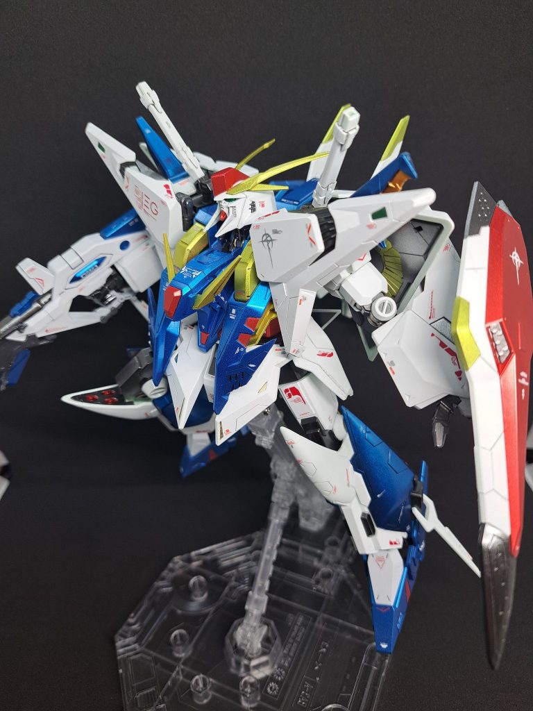 メタリック塗装でややおもちゃっぽく見えますが、個人的には満足。アーマー各所がこすれるのであまり大胆なポージングは怖くてできませんでした。