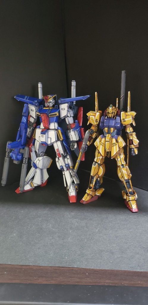 ガンダムチームです。まだ百式しかないです。サイズ感かなり違いますね。。ゼータとマークIIは持ってないです。アーガマの格納庫をアニメ塗りで再現する投稿で始めて、リックディアス、メタス、百式と来たんですが、しかし旧HGのマークIIがアニメ塗りに適した形状の為さがしてますが無いので止まっています。。ゼータの旧HGはキープしています。２体あればカンダムチームも出来ます！
