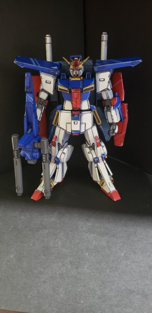 ごつくてでっかくていかにも強そうなデザインです。ガンダムはスリムでシャープなイメージでしたが覆されました。