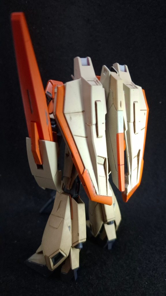 1.製作あれこれ言わずとしれた『機動戦士Ζガンダム』の後半主役機、Zガンダム。正直に言うと、昔はこの機体があまり好きじゃありませんでした。への字スリットの無いシュッとしたスタイルが気取って見えてしまって。が、時と共に良さが感じられるようになり、私色のZガンダムを作ってみたいな……と考えていたのがこちらになります。