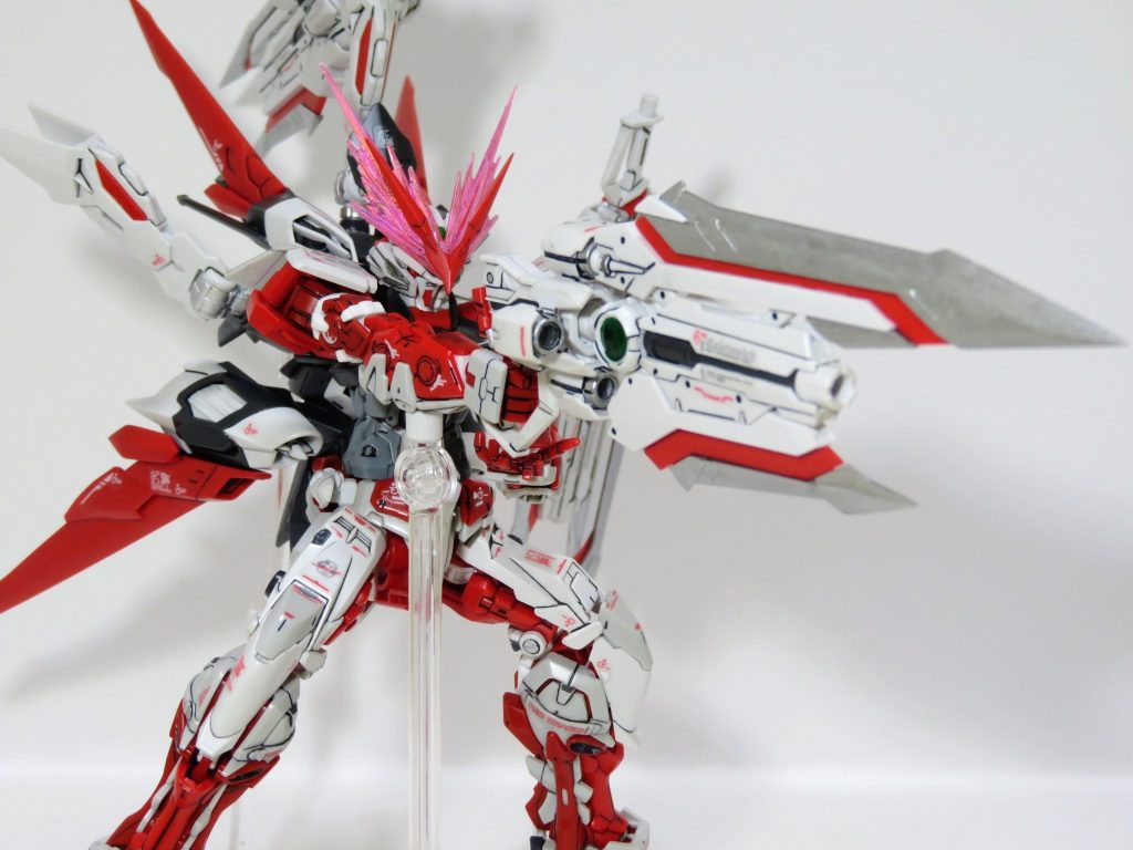 ドライグヘッドのエフェクトパーツは、シャープ化してガンダムマーカーのトランザムホロレッドで塗装しました。