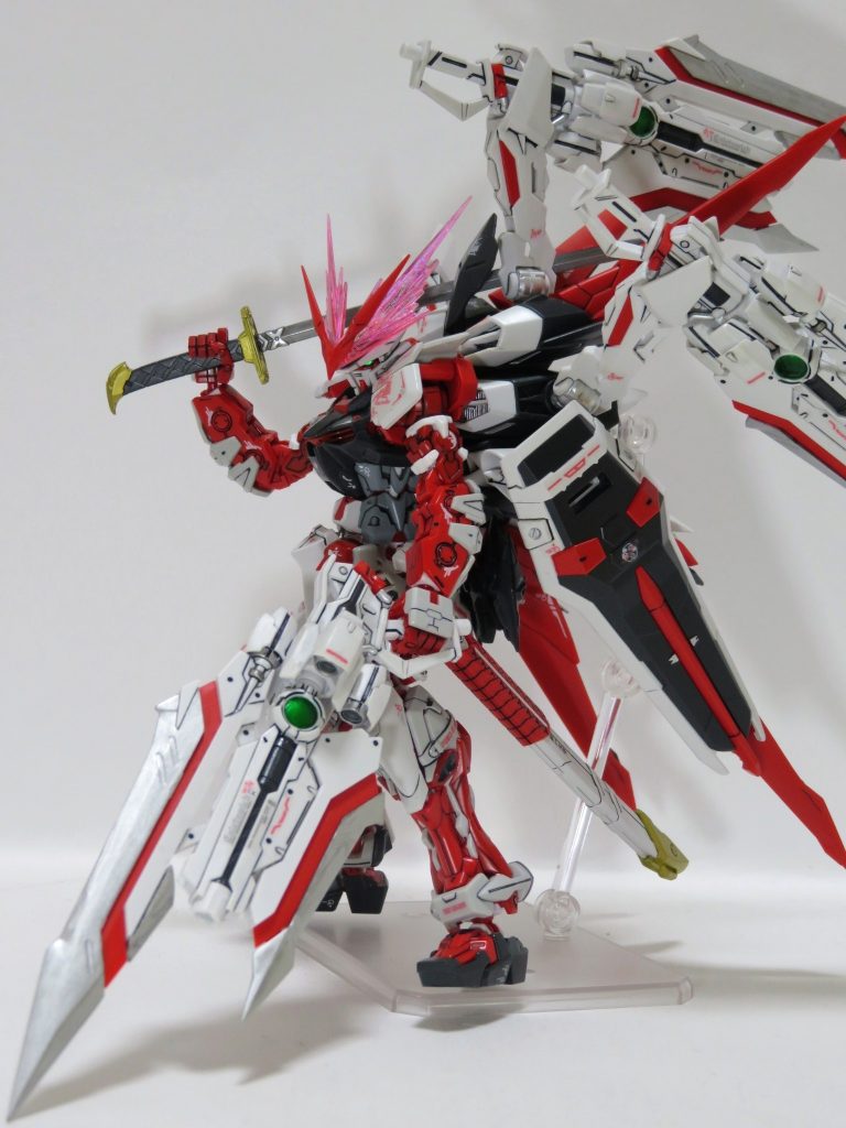 私は全モビルスーツの中でも5本の指に入るぐらいにはレッドフレーム大好きなんですけど、中でもレッドドラゴンの、カレトヴルッフ3機装備という脳筋っぷりが個人的にツボです( ´ー`)