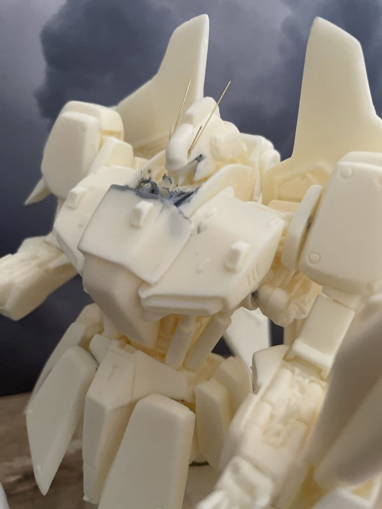 ガンダムヘッドのアンテナのアップです。WAVEのC Line 0.3mmで再現しました。