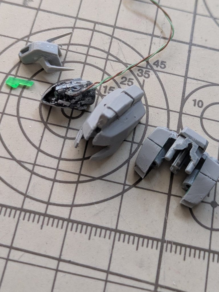 劇中で大佐がちょいちょい目ヂカラ決めてくるのでLEDを仕込みました。
