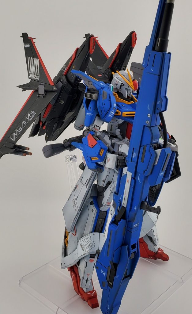配色をゼータ風に変更青:アイスコバルトブルー(G)50%+スージーブルー(C)50%白:ホワイト(C)+ミディアムブルー(C)少量黒:EXブラック(G)赤:ハーマンレッド(C)黄:マンダリンイエロー(G)フレーム:メカサフヘヴィ(G)トップコート:EXフラットクリアープレミアム(G)デカールはリントヴルムとMG ZガンダムVer.Kaのものを使用•スミ入れ青､赤:タミヤスミ入れ塗料(ブラック)白:タミヤスミ入れ塗料(ダークグレイ)黒:タミヤスミ入れ塗料(ライトグレイ)•ウェザリングタミヤウェザリングマスターBセットのススをスラスター周辺や塗装をちょっと失敗したかなってところに塗布して誤魔化す水性ホビーカラー焼鉄色を角の部分にドライブラシ､面の部分にスポンジでチッピング