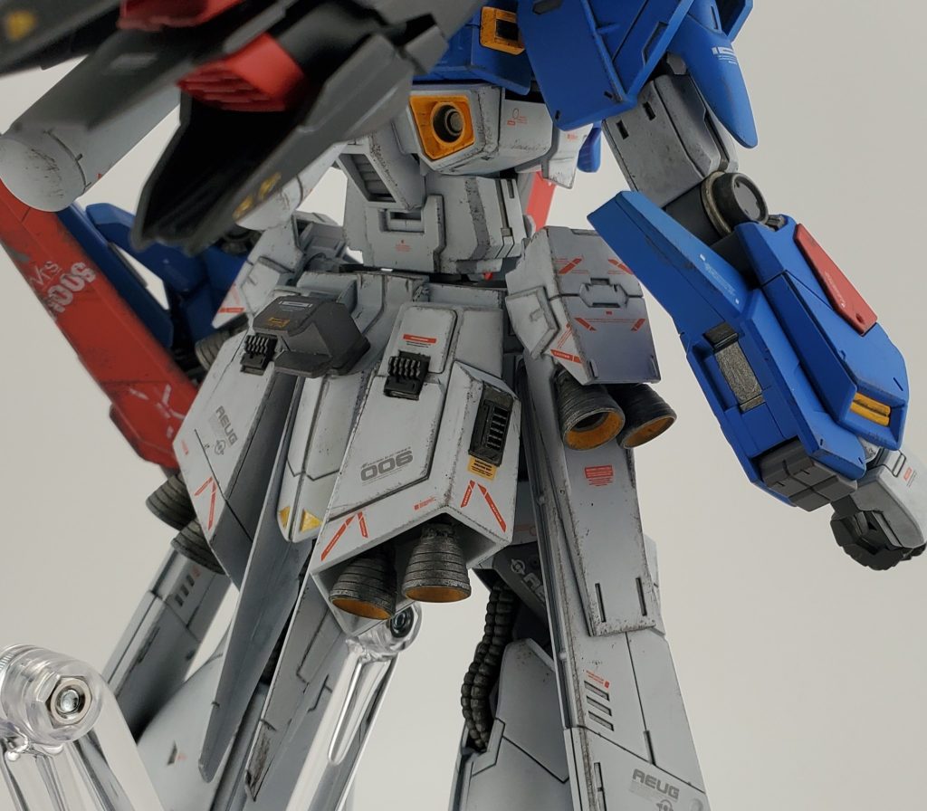 腰部のサイドアーマーにスラスターとプロペラントタンク(ストームブリンガーから拝借)を増設リアアーマーがまんまバウだったのでゼータ風に変更(MGリ・ガズィを参考にプラ板等で作成)