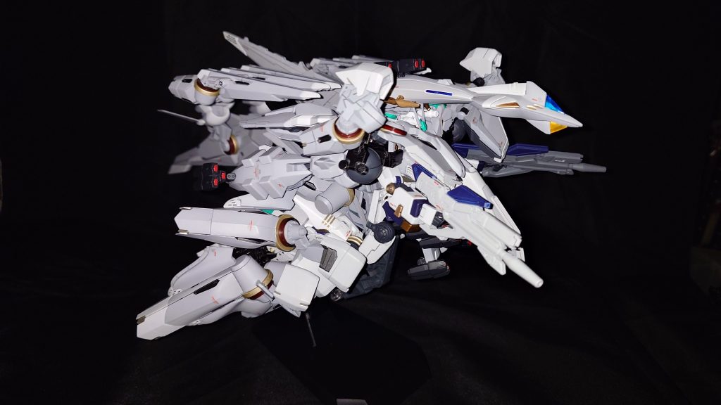 次はフライトフォームです。こっちはポーズいうほどの可動もないので各方面からの写真にしてます。このゴテゴテ感はバイアラン的な出力上げて飛ぼうぜみたいな脳筋思考を感じられてとても好みです。