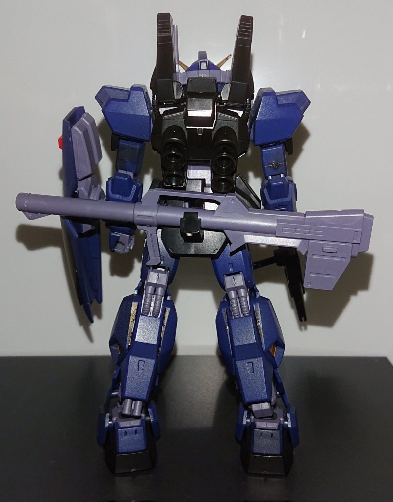 背面。カラーレシピ手足、頭などの青色パーツ→黒サフからティターンズブルー2アンテナなどの黄色パーツ→黒サフからゴールド首襟の黄色パーツ→黒サフからティターンズブルー1赤色パーツ→赤サフからモンザレッドライフル→黒サフから黒鉄色バズーカと黒色パーツは未塗装です。&nbsp;