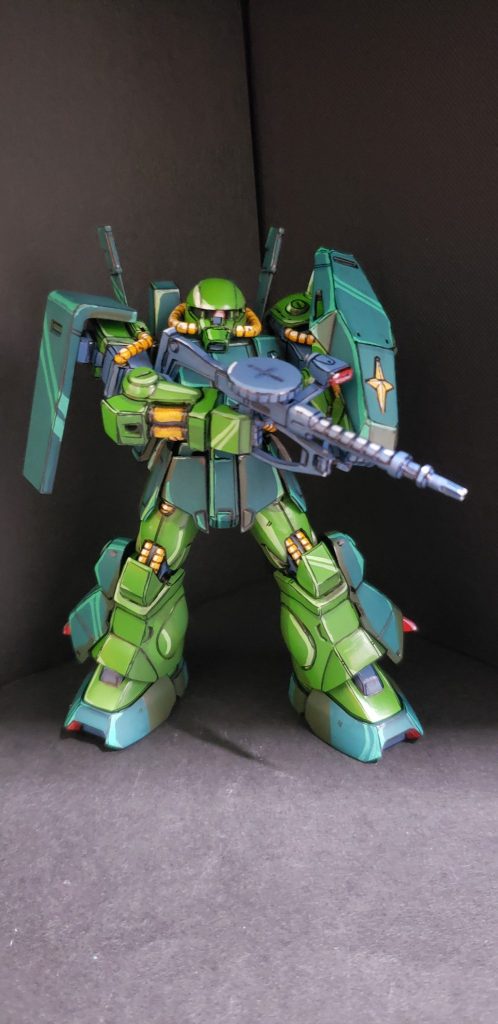 ザクマシンガンを構えるとさすがにザクになりますね。HGのキットはナンバー12だから相当古いキットでした。合わせ目だらけで、何だかバランスに違和感があり、頭は丸くてかわいい顔つきでした。今回はテレビでみた印象に近付ける加工をした上でアニメ塗りを施しました。