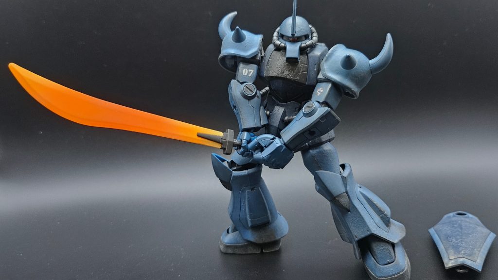 シールドを放り投げ、ガンダムを迎え撃つところ。