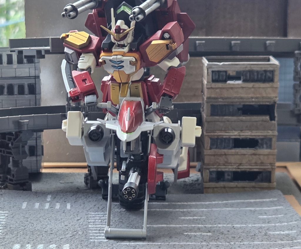 合体して、ヘビーアームズのミサイルポッドとガトリングをバイクに装備。バックパックをヴァリアブルポッドに換装してあります。