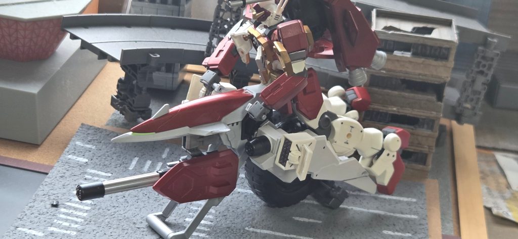 各種ハッチオープンして、フルブラスト形態。高起動で走りながら全ての武装を展開します。