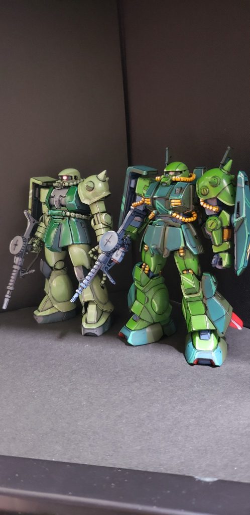 前回の素のザクとのツーショットです。時代設定的にはファーストの7年後になっていましたが、凄い進化を感じます。しかし動力パイプ類は増えるんですね。(笑)