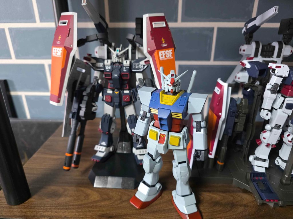 ほかのガンダムの白と比べると分かりやすい！キャラクターモデルとしてデカール少な目にするかスケールモデルに近づけて多めにするか。。。モヤモヤ。リアルに作りたいのかアニメ寄りに作りたいのかどっちが好きなのか分からず最近の悩み。