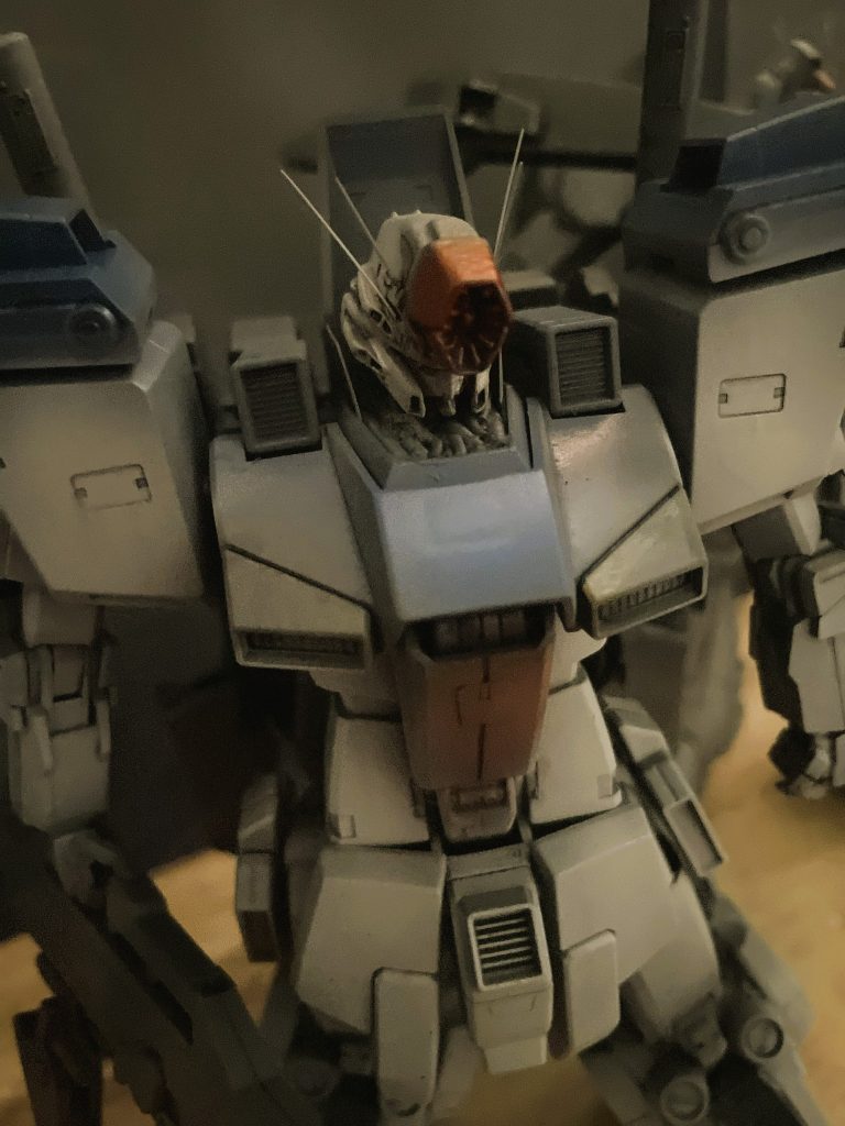 ヘッドのアップです。0.3mm真鍮線でアンテナを再現しています。首の動力パイプ群をモビルスプリング他にて、