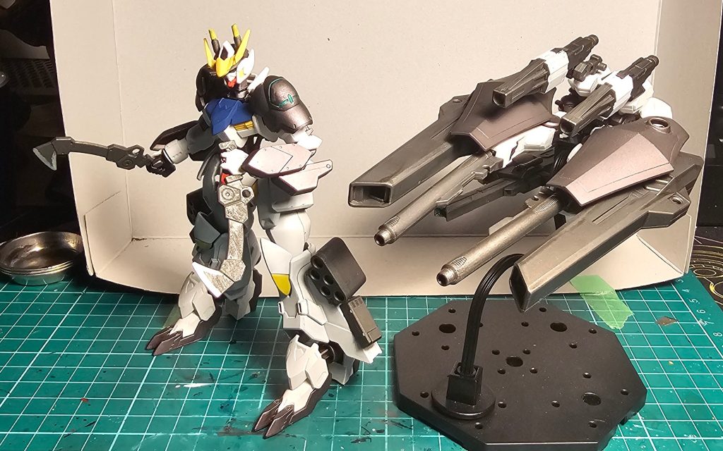 バルバトスMK-Ⅱとフルアーマーブースターバルバトスのガントレットをプチ改造して両手に着けてます!!グフR35とケンプファーアメイジングとザクアメイジングがメインの素材です!!