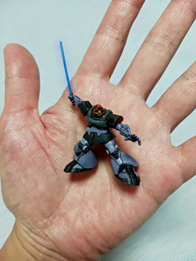 チョコサプは、あと3体あって1体はガンダム。顔面の塗り分けどうしようか思案中。小さすぎるわ😭どなたかいい方法を教えてください🙇‍♂️