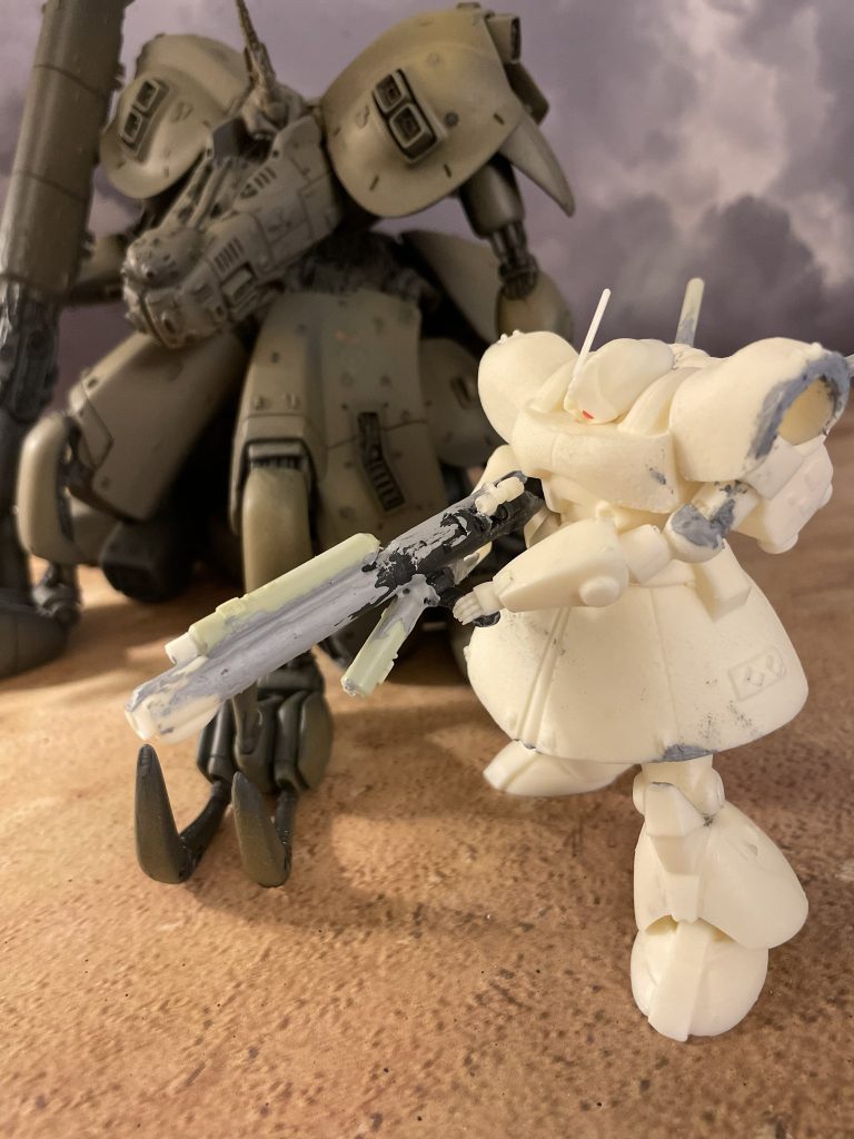 1/220スケールのガレージキットのポージングを大幅に変更しています。キットは直立不動のスタンディングなのですが、漫画のイラストを参考にライフルを構えるポージングに変更しています。モノアイはHアイズの1.8mmを使用しています。