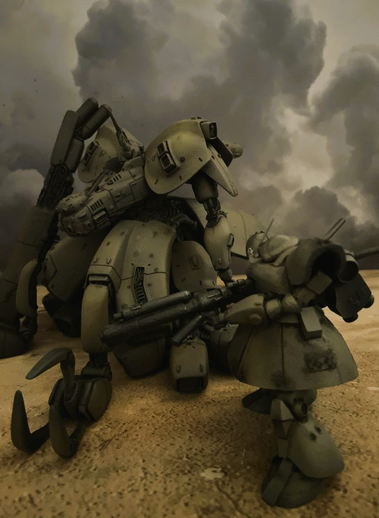 1/220スケールですので、ジオの横に並べるとひときわ小さく見えます。対MSGUNはHG量産型ザクのバズーカを「芯」にスクラッチしています。