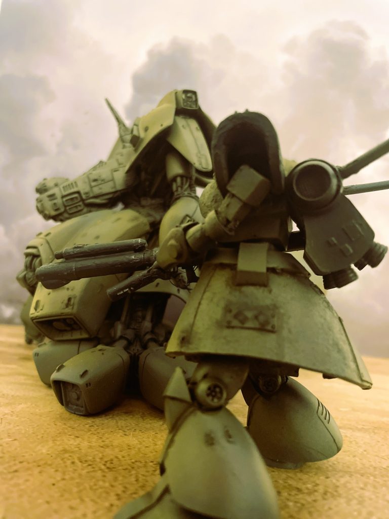 アフリカ戦線を駆ける両機のイメージです。モビルスーツはこのアングルが絵になるなと常々思っています。